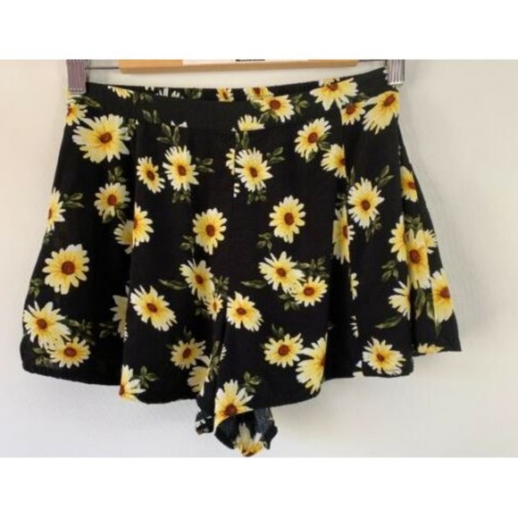 Black Rayon Daisies Daisy Print Floral Soft Shorts - Picture 1 of 3